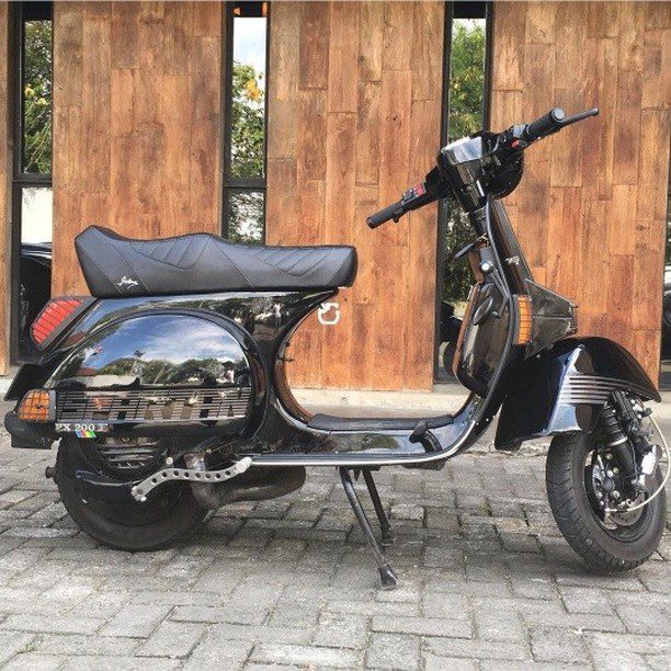 Black Vespa PX custom modified 

hashtag and mention @vespapxnet for feature repost
Check website www.vespapx.net for more 

@wizka_zakaria