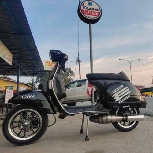 Black Vespa PX custom modified 

Order Vespa genuine wheel from official dealer
Contact Wa 0819-04-595959
Cek photos in highlight @vesparkindo 
Atau shop online www.tokopedia.com/vesparkindo

hashtag and mention @vespapxnet for feature repost
Check website www.vespapx.net for more 

@nastyvespacrew