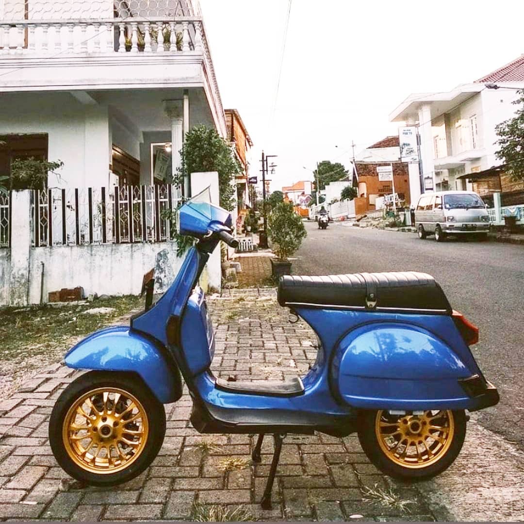 Blue Vespa Excel t5 custom modified with gold Vespa Sprint wheel 

Order Vespa genuine wheel from official dealer
Contact Wa 0819-04-595959
Cek photos in highlight @vesparkindo 
Atau shop online www.tokopedia.com/vesparkindo 

Hashtag and mention @vespapxnet for feature repost
Check website www.vespapx.net for more 

 @jefrybagus