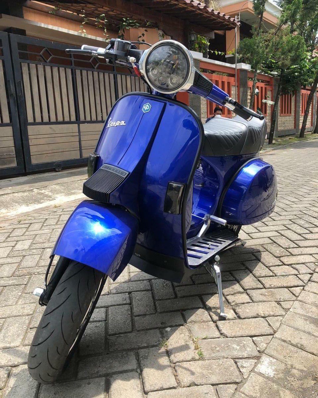 Blue Vespa PX custom modified with custom wheels

Order original Vespa wheels @vesparkindo whatsapp 0819-04-595959

hashtag and mention @vespapxnet for feature repost Check website www.vespapx.net for more 

@tofabazta