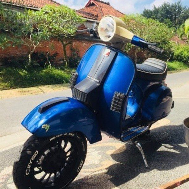 Blue Vespa PX custom modified with Vespa Sprint wheel 

Order Vespa genuine wheel from official dealer
Contact Wa 0819-04-595959
Cek photos in highlight @vesparkindo 

hashtag and mention @vespapxnet for feature repost
Check website www.vespapx.net for more 

@mungkass_