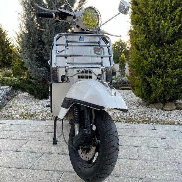Classic Vespa PX with accessories 

hashtag and mention @vespapxnet for feature repost
Check website www.vespapx.net for more 


@vespa_club_cyprus