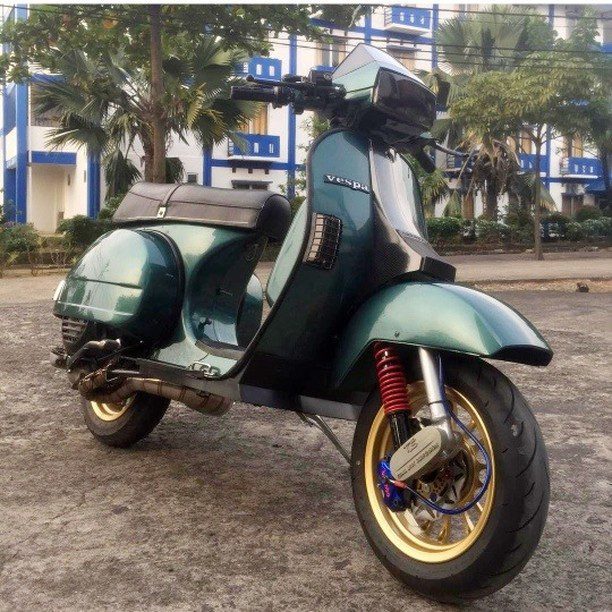 Green Vespa excel t5 custom modified with gold Vespa Sprint wheel 

Order Vespa genuine wheel from official dealer
Contact Wa 0819-04-595959
Cek photos in highlight @vesparkindo 

hashtag and mention @vespapxnet for feature repost
Check website www.vespapx.net for more 

@_taufiqulhafiz