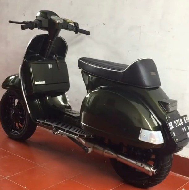 Green Vespa PX custom modified with Vespa Sprint wheel 

Order Vespa genuine wheel from official dealer
Contact Wa 0819-04-595959
Cek photos in highlight @vesparkindo 

hashtag and mention @vespapxnet for feature repost
Check website www.vespapx.net for more 

@mungkass_