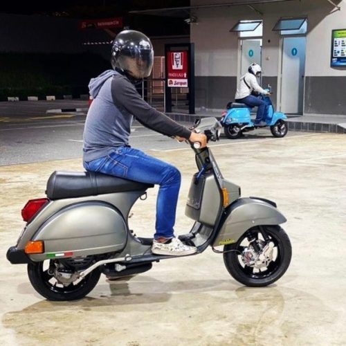 Grey Vespa PX custom modified with Vespa GTS wheel 

Order Vespa genuine wheel from official dealer
Contact Wa 0819-04-595959
Cek photos in highlight @vesparkindo 

hashtag and mention @vespapxnet for feature repost
Check website www.vespapx.net for more 

@ronieshakib