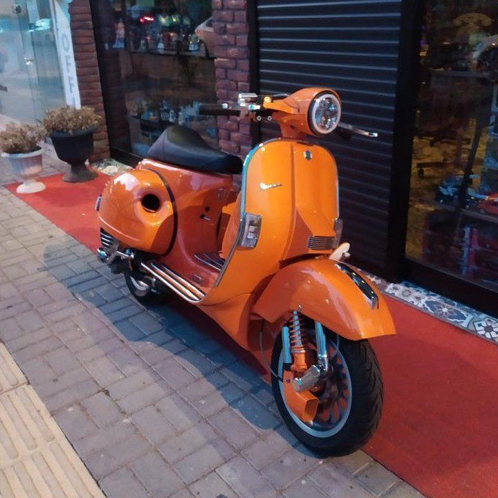 Orange Vespa PX custom modified 

hashtag and mention @vespapxnet for feature repost
Check website www.vespapx.net for more 

@itakethepaper