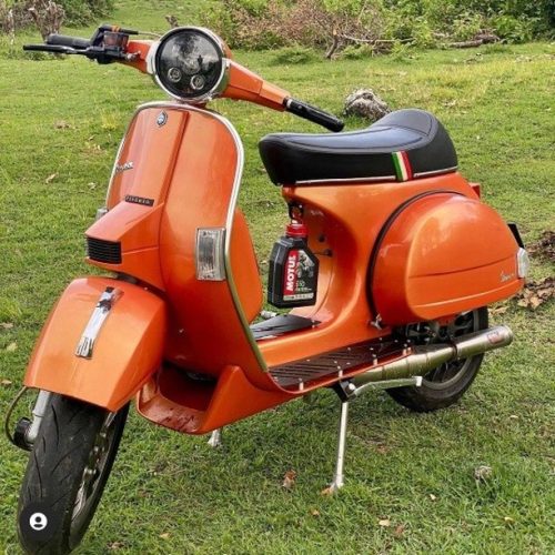 Orange Vespa PX custom modified with Vespa Sprint wheel 

Order Vespa genuine wheel from official dealer
Contact Wa 0819-04-595959
Cek photos in highlight @vesparkindo 

hashtag and mention @vespapxnet for feature repost
Check website www.vespapx.net for more 

@meaningofgrey