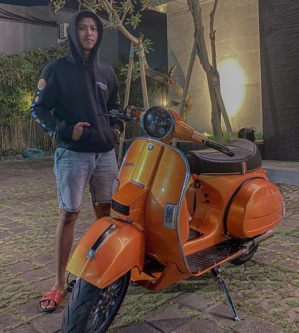 Orange Vespa PX custom modified with Vespa Sprint wheel 

Order Vespa genuine wheel from official dealer
Contact Wa 0819-04-595959
Cek photos in highlight @vesparkindo 

hashtag and mention @vespapxnet for feature repost
Check website www.vespapx.net for more 

@meaningofgrey