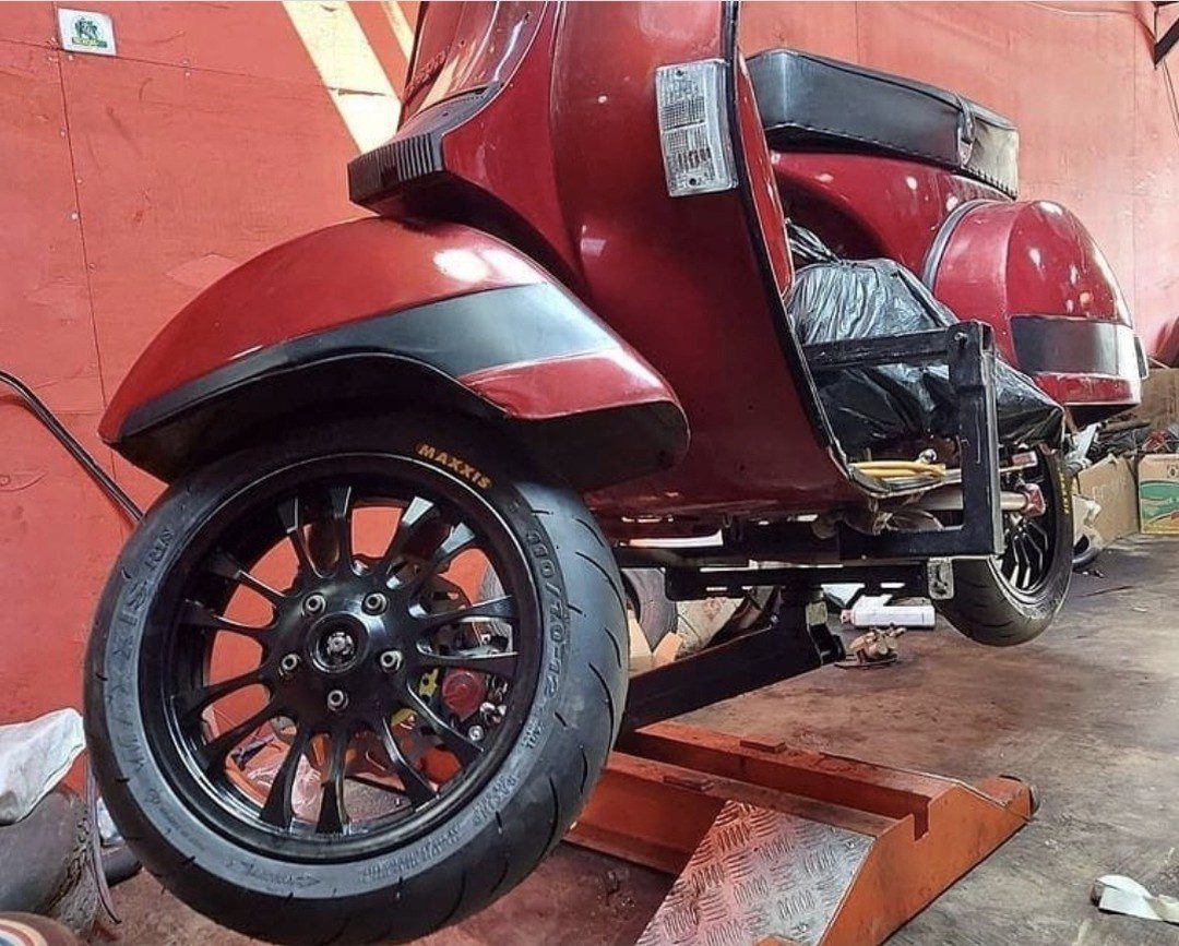 Red Vespa PX  custom modified with black Vespa Sprint wheel 

Order Vespa genuine wheel from official dealer
Contact Wa 0819-04-595959
Cek photos in highlight @vesparkindo 

hashtag and mention @vespapxnet for feature repost
Check website www.vespapx.net for more 


@ardijogjascooter