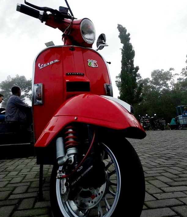 Red Vespa PX  custom modified with Vespa Sprint wheel 

Order Vespa genuine wheel from official dealer
Contact Wa 0819-04-595959
Cek photos in highlight @vesparkindo 

hashtag and mention @vespapxnet for feature repost
Check website www.vespapx.net for more 


@ardijogjascooter