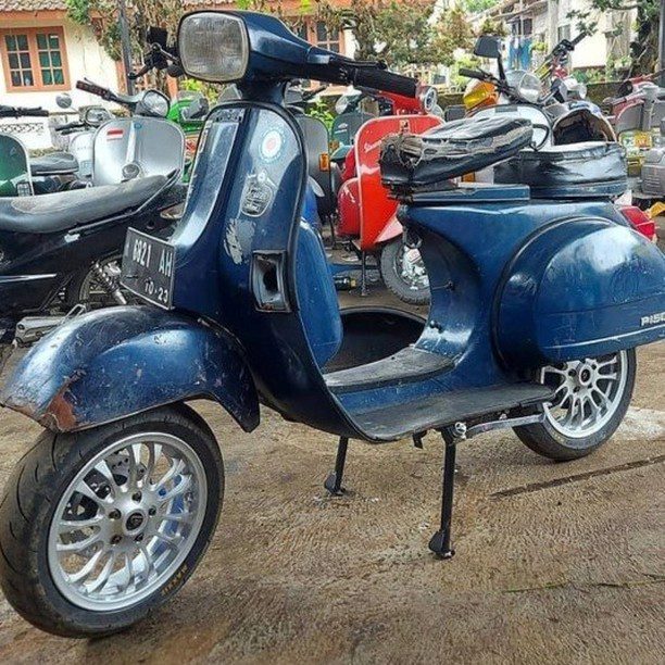 Rusty blue Vespa PX  custom modified with Vespa Sprint wheel 

Order Vespa genuine wheel from official dealer
Contact Wa 0819-04-595959
Cek photos in highlight @vesparkindo 

hashtag and mention @vespapxnet for feature repost
Check website www.vespapx.net for more 


@ardijogjascooter