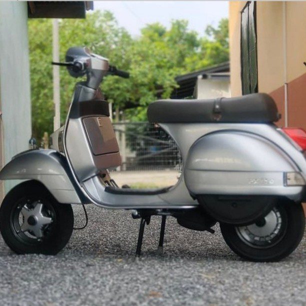 Silver Vespa PX custom modified 

Order Vespa genuine wheel from official dealer
Contact Wa 0819-04-595959
Cek photos in highlight @vesparkindo 
Atau shop online www.tokopedia.com/vesparkindo

hashtag and mention @vespapxnet for feature repost
Check website www.vespapx.net for more 

@nastyvespacrew