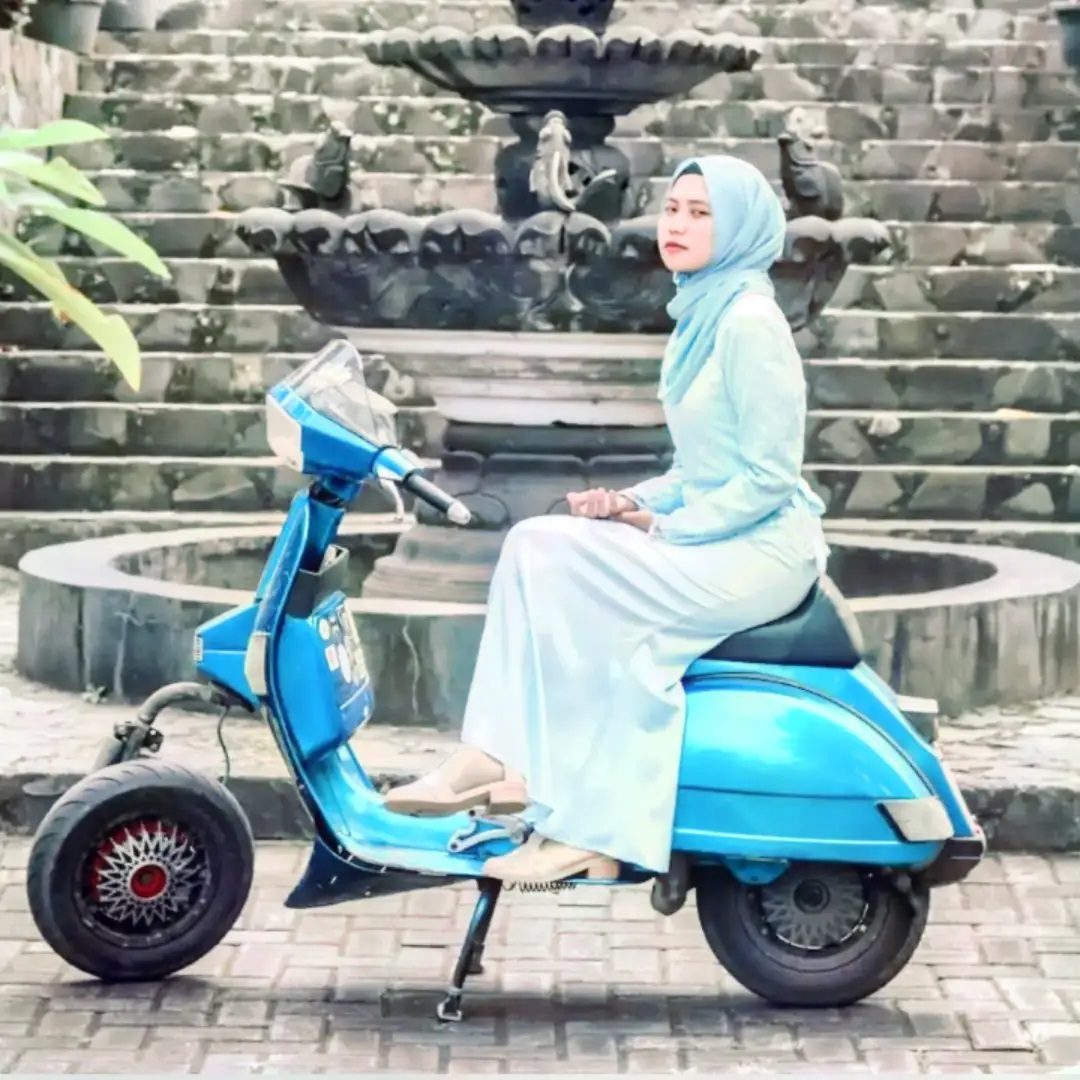 Vespa girl on blue Vespa Excel t5 

Hashtag and mention @vespapxnet for feature repost
Check website www.vespapx.net for more 

@fujimegasaputra