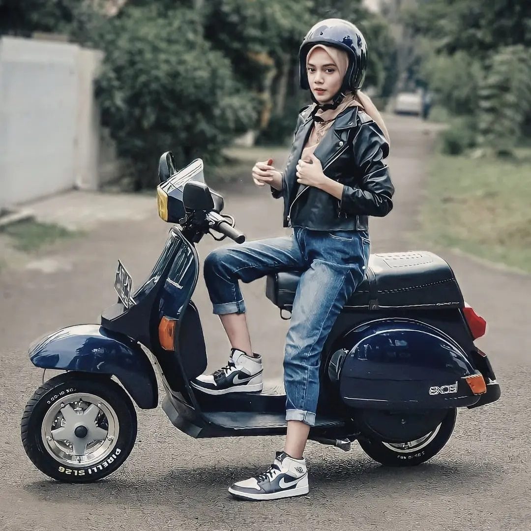 Vespa girl on dark blue Vespa Excel t5 

Hashtag and mention @vespapxnet for feature repost
Check website www.vespapx.net for more 

@vanesannda06