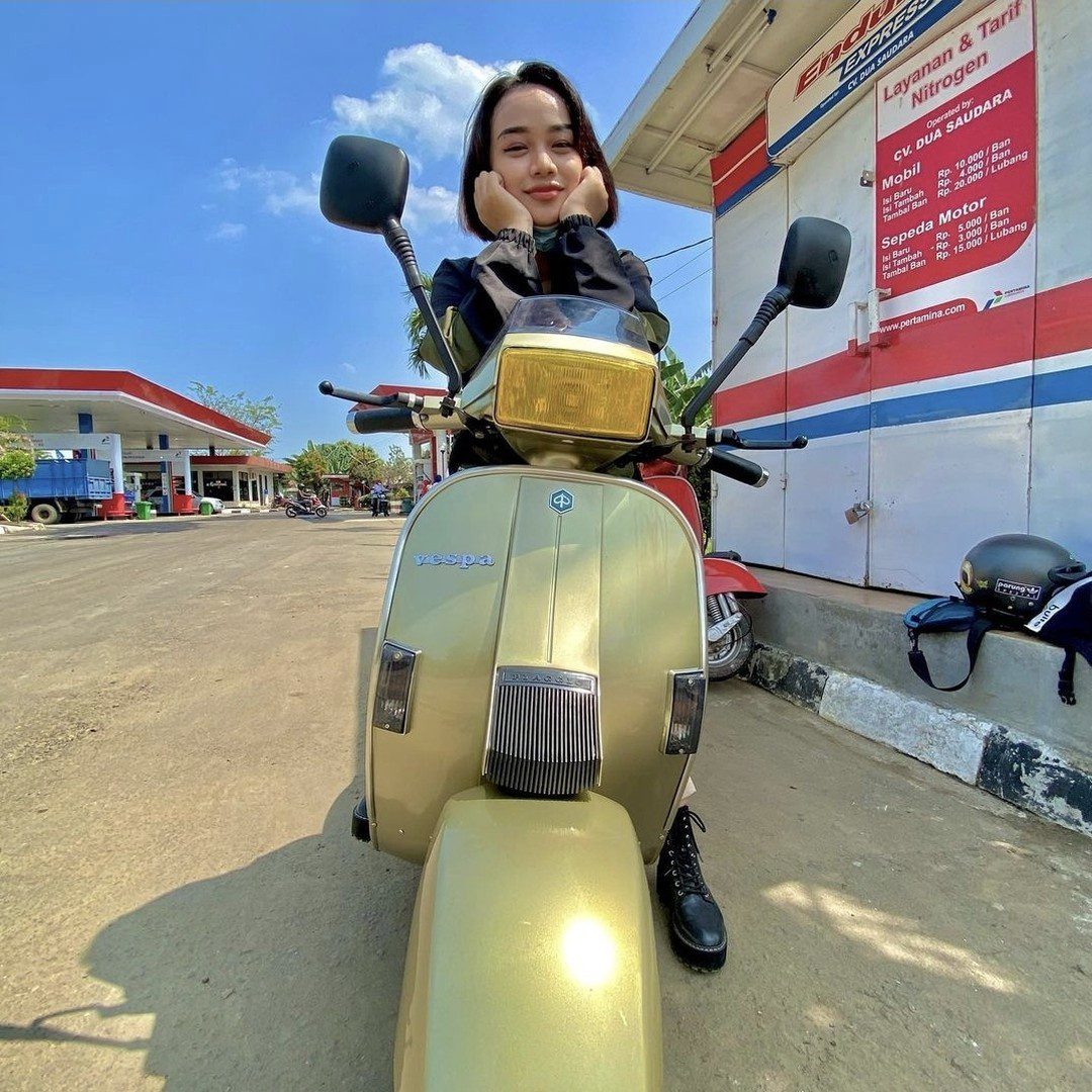 Vespa girl on gold Vespa Excel 

Hashtag and mention @vespapxnet for feature repost
Check website www.vespapx.net for more 

@almaniez96