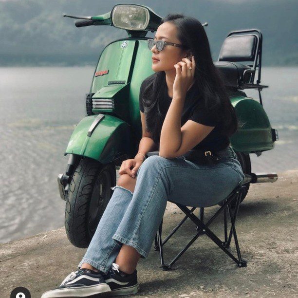 Vespa girl on green Vespa PX classic

Hashtag and mention @vespapxnet for feature repost
Check website www.vespapx.net for more 

@diladana_