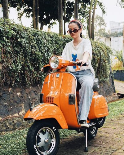 Vespa girl on orange Vespa PX custom

hashtag and mention @vespapxnet for feature repost Check website www.vespapx.net for more 

@theoranje_