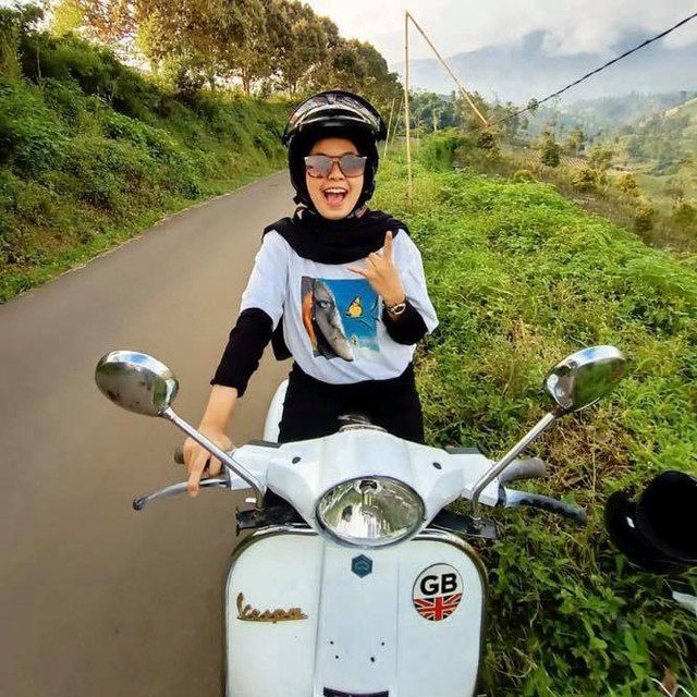 Vespa girl on white Vespa PX classic

hashtag and mention @vespapxnet for feature repost Check website www.vespapx.net for more 

@milaamell_