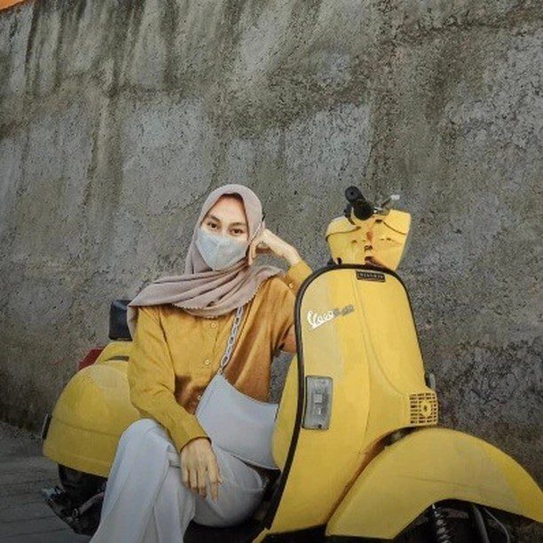 Vespa girl on yellow Vespa px classic 

hashtag and mention @vespapxnet for feature repost
Check website www.vespapx.net for more 

@putriifauu_