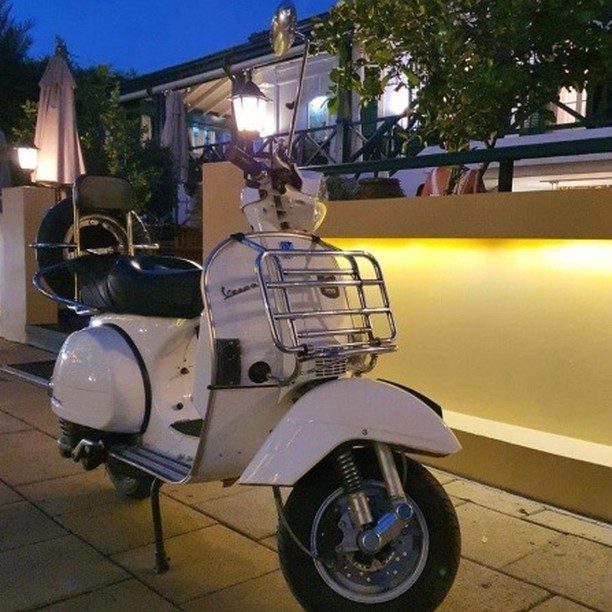White Classic Vespa PX with accessories 

hashtag and mention @vespapxnet for feature repost
Check website www.vespapx.net for more 



@vespa_club_cyprus