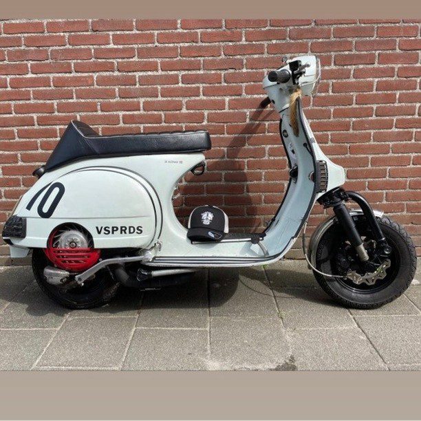 White Vespa PX custom modified 

Hashtag and mention @vespapxnet for feature repost
Check website www.vespapx.net for more 

@vesparados_europe