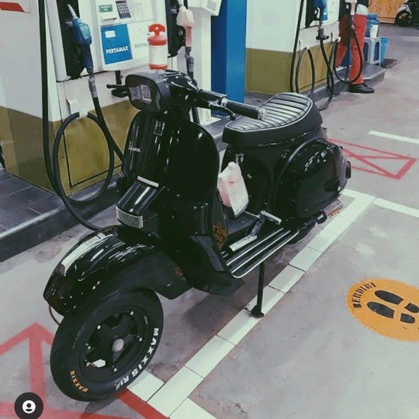 Black Vespa PX custom modified 

Hashtag and mention @vespapxnet for feature repost
Check website www.vespapx.net for more 

@sy.aln97