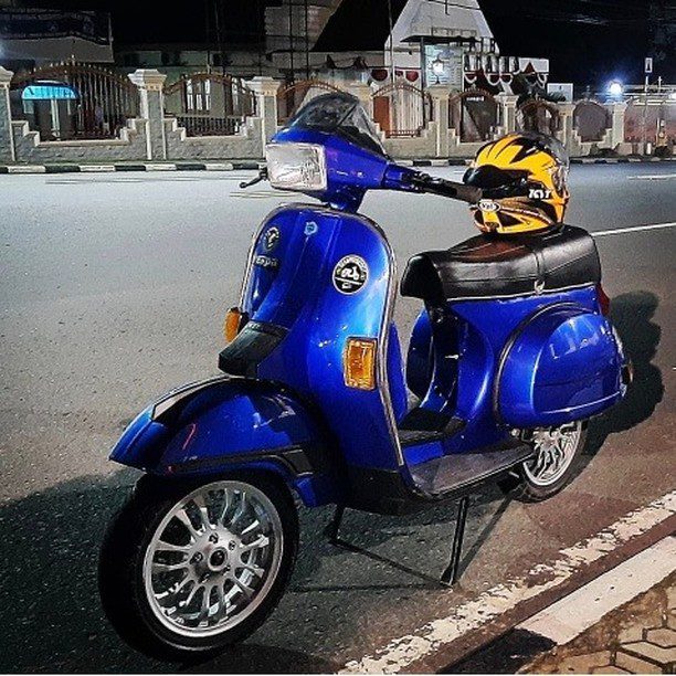 Blue Vespa Excel custom modified 

Order Vespa genuine wheel from official dealer
Contact Wa 0819-04-595959
Cek photos in highlight @vesparkindo 
Atau shop online www.tokopedia.com/vesparkindo 

Hashtag and mention @vespapxnet for feature repost
Check website www.vespapx.net for more 

@sekapotscoot.id