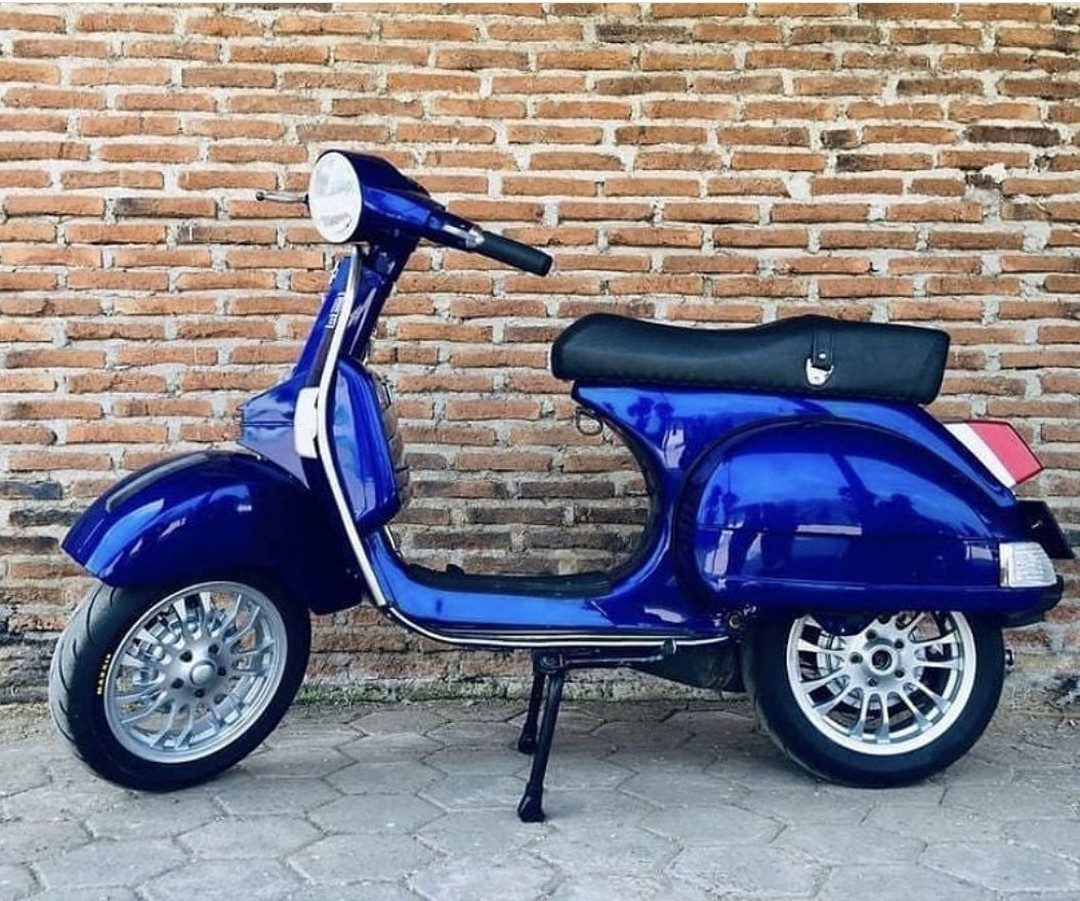 Blue Vespa px custom modified with Vespa Sprint wheel 

Order Vespa genuine wheel from official dealer
Contact Wa 0819-04-595959
Cek photos in highlight @vesparkindo 

hashtag and mention @vespapxnet for feature repost
Check website www.vespapx.net for more 


@ardijogjascooter