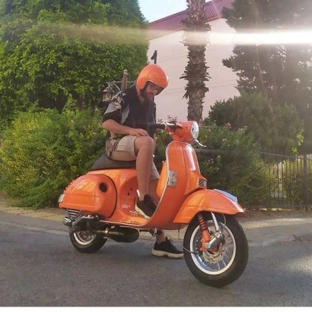 Orange Vespa PX custom modified 

hashtag and mention @vespapxnet for feature repost
Check website www.vespapx.net for more 

@itakethepaper