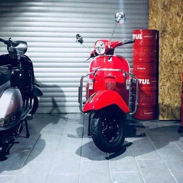 Red Vespa PX custom modified accessories 

Order Vespa genuine wheel from official dealer
Contact Wa 0819-04-595959
Cek photos in highlight @vesparkindo 

hashtag and mention @vespapxnet for feature repost
Check website www.vespapx.net for more 


@theretromind @dogusatamturk