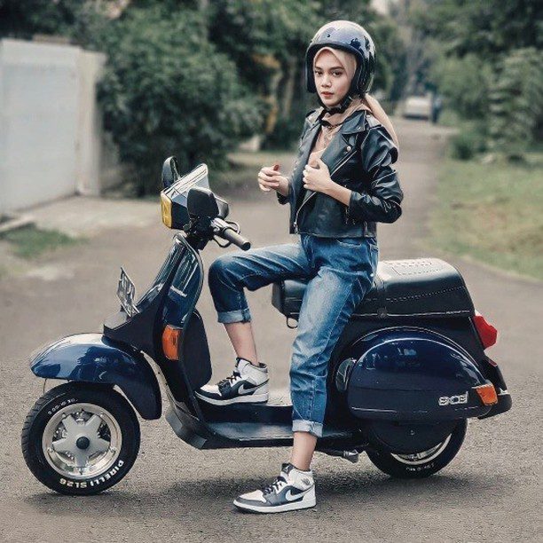 Vespa girl in classic blue Vespa Excel

Hashtag and mention @vespapxnet for feature repost
Check website www.vespapx.net for more 

@vanesannda06