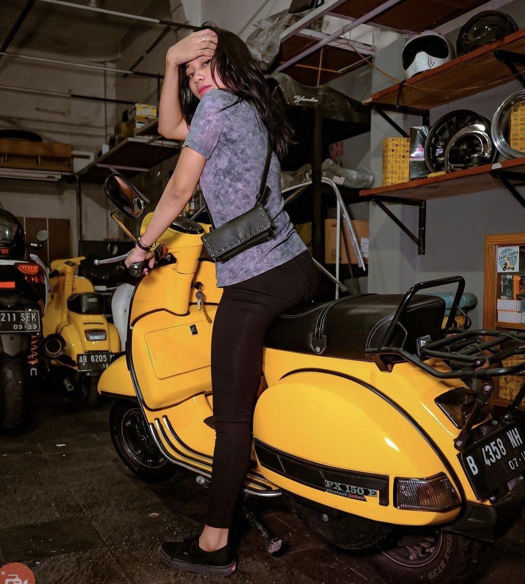 Vespa girl on yellow Vespa PX classic

Hashtag and mention @vespapxnet for feature repost
Check website www.vespapx.net for more 

@dnrmaharani