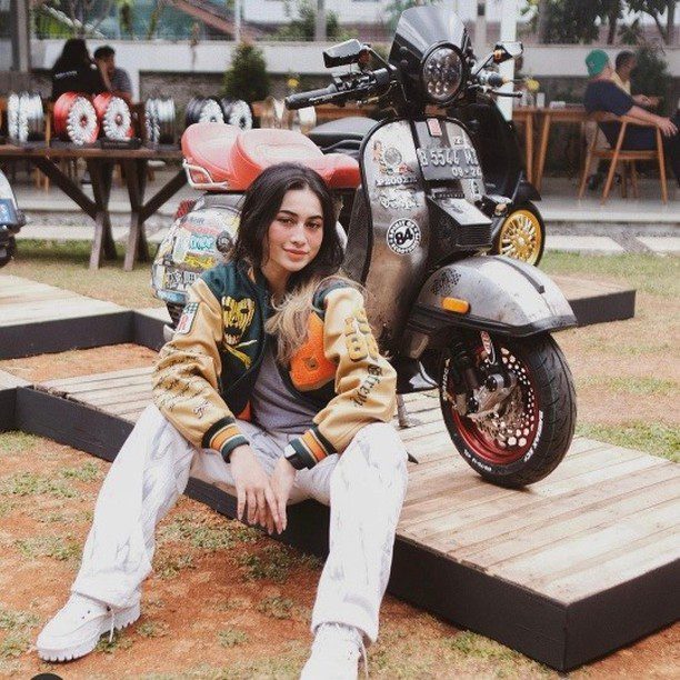 Vespa girl with steel custom modified Vespa PX 

Hashtag and mention @vespapxnet for feature repost
Check website www.vespapx.net for more 

feature @sintyamarisca
