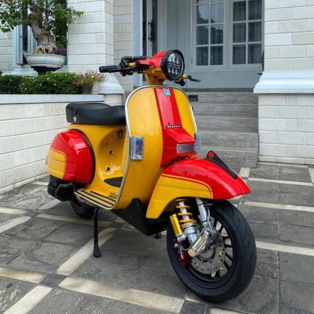 Yellow red Vespa PX custom modified 

Order Vespa genuine wheel from official dealer
Contact Wa 0819-04-595959
Cek photos in highlight @vesparkindo 
Atau shop online www.tokopedia.com/vesparkindo 

Hashtag and mention @vespapxnet for feature repost
Check website www.vespapx.net for more 

@bhmgarage
