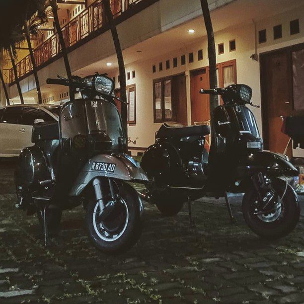 Black Vespa PX CUSTOM 

Order Vespa genuine wheel from official dealer
Contact Wa 0819-04-595959
Cek photos in highlight @vesparkindo 
Atau shop online www.tokopedia.com/vesparkindo 

Hashtag and mention @vespapxnet for feature repost
Check website www.vespapx.net for more 

@sy.aln97