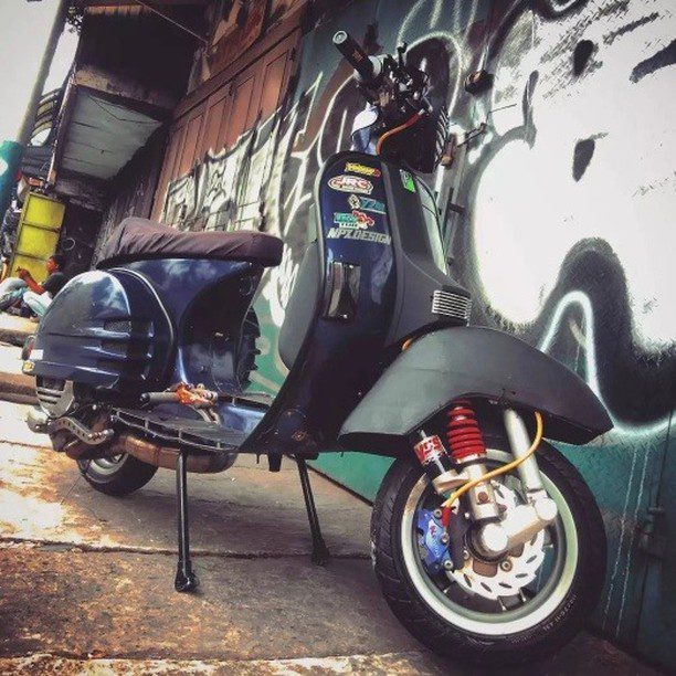 Blue Vespa PX custom modified 

Order Vespa genuine wheel from official dealer
Contact Wa 0819-04-595959
Cek photos in highlight @vesparkindo 
Atau shop online www.tokopedia.com/vesparkindo 

Hashtag and mention @vespapxnet for feature repost
Check website www.vespapx.net for more 

@rizkimuchammad196
