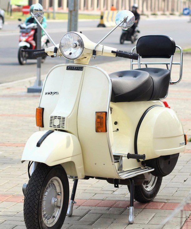 Cream beige Vespa PX classic

Hashtag and mention @vespapxnet for feature repost
Check website www.vespapx.net for more 

@pojokscooter