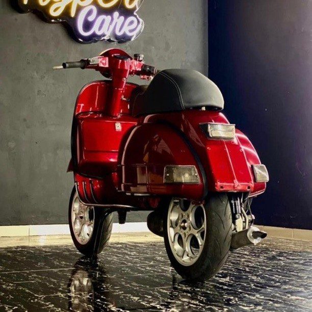 Red Vespa PX custom modified 

Hashtag and mention @vespapxnet for feature repost
Check website www.vespapx.net for more 

@muhammadriiifki