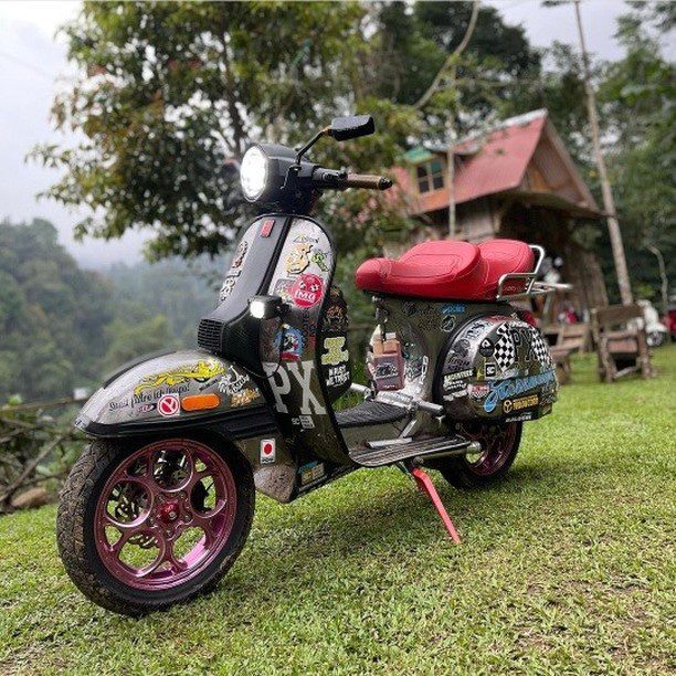 Steel carbon custom Vespa PX modified 

Hashtag and mention @vespapxnet for feature repost
Check website www.vespapx.net for more 

@angga_badger