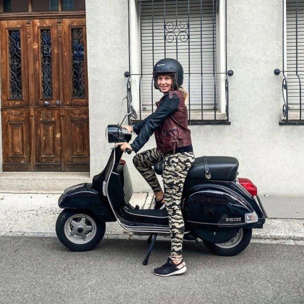Vespa girl on black Vespa PX classic

Hashtag and mention @vespapxnet for feature repost
Check website www.vespapx.net for more 

feature @blondeontheroad___