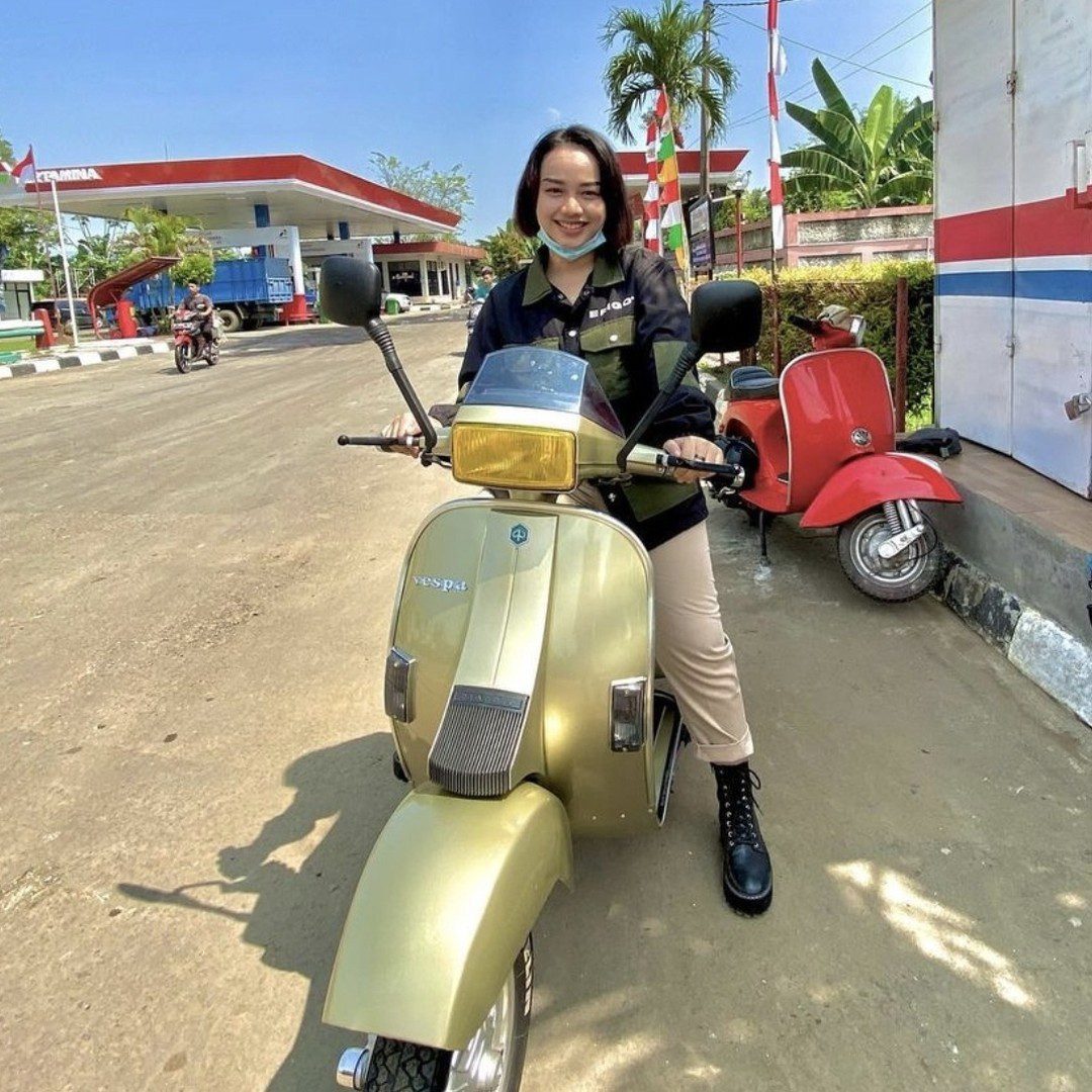 Vespa girl on gold Vespa Excel 

Hashtag and mention @vespapxnet for feature repost
Check website www.vespapx.net for more 

@almaniez96