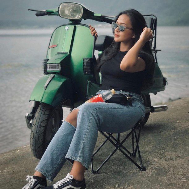 Vespa girl on green Vespa PX classic

Hashtag and mention @vespapxnet for feature repost
Check website www.vespapx.net for more 


@diladana_