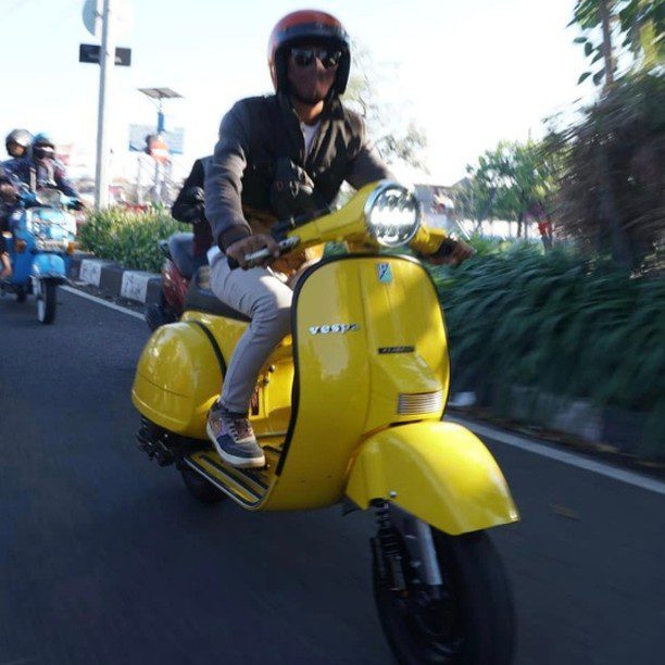 Yellow Vespa PX custom modified 

Hashtag and mention @vespapxnet for feature repost
Check website www.vespapx.net for more

@putraagus245