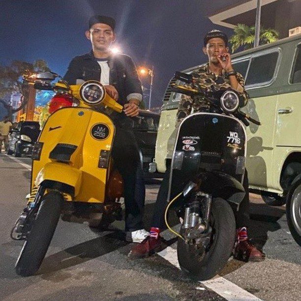 Yellow Vespa PX custom modified with Vespa Sprint wheels

Order Vespa genuine wheel from official dealer
Contact Wa 0819-04-595959
Cek photos in highlight @vesparkindo 
Atau shop online www.tokopedia.com/vesparkindo 

Hashtag and mention @vespapxnet for feature repost
Check website www.vespapx.net for more 

@ameer_azfar