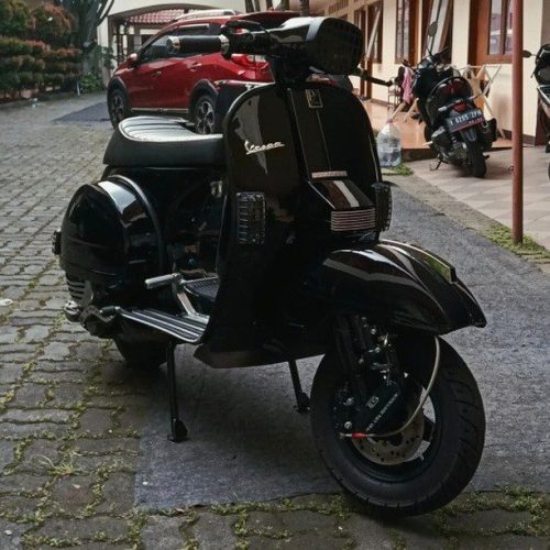 Black Vespa PX custom modified 

Hashtag and mention @vespapxnet for feature repost
Check website www.vespapx.net for more 

@sy.aln97