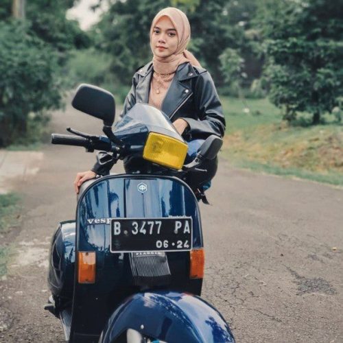 Vespa girl in classic blue Vespa Excel

Hashtag and mention @vespapxnet for feature repost
Check website www.vespapx.net for more 

@vanesannda06