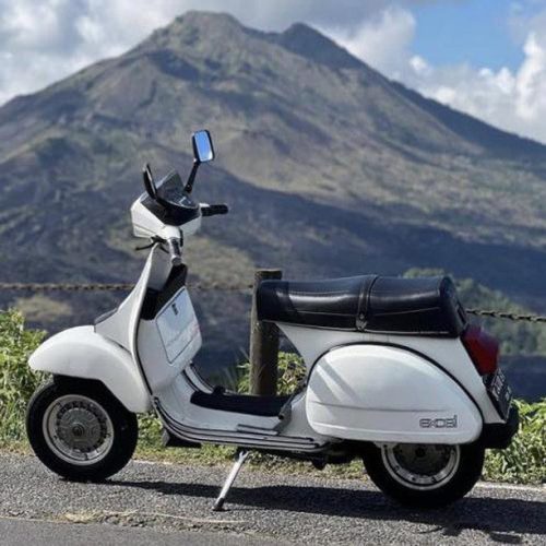 White classic Vespa Excel T5

Cek web vespapx.net for more photo gallery and accessories. hastag mention/tag @vespapxnet for repost
