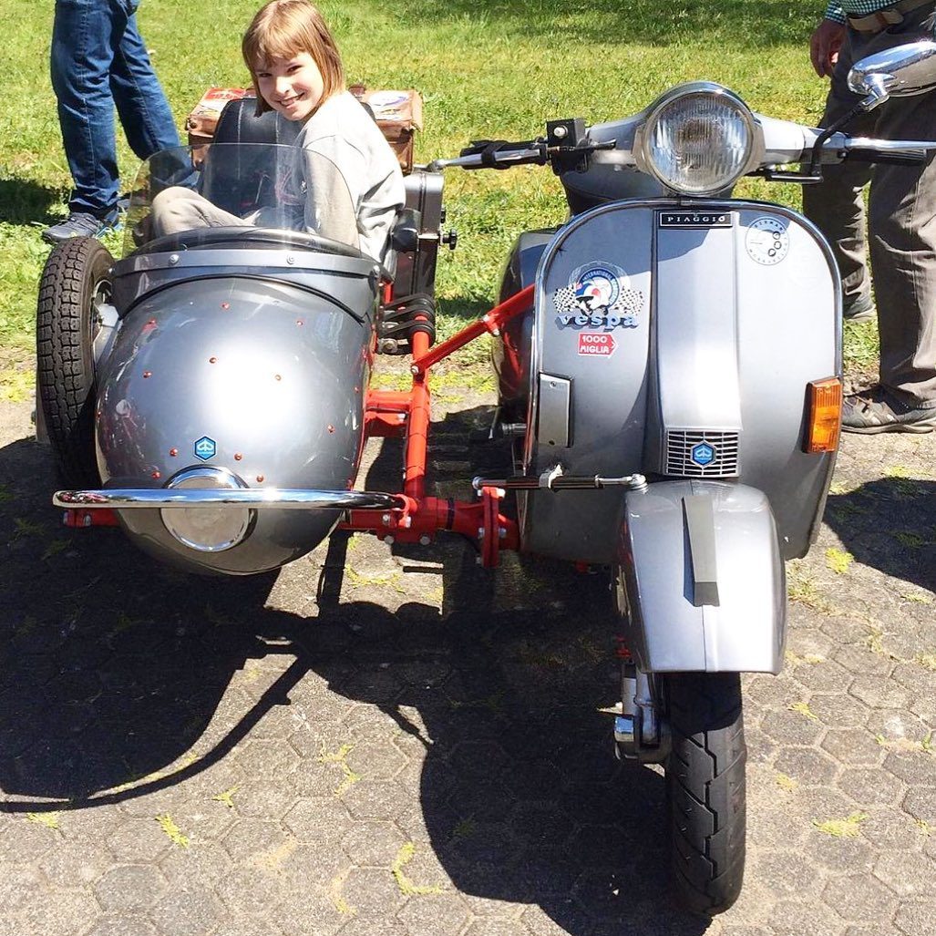 Grey Vespa PX sidecar classic

hashtag and mention @vespapxnet for feature repost Check website www.vespapx.net for more 

For more sidecars check out our web link in bio

feature @jrgwbr