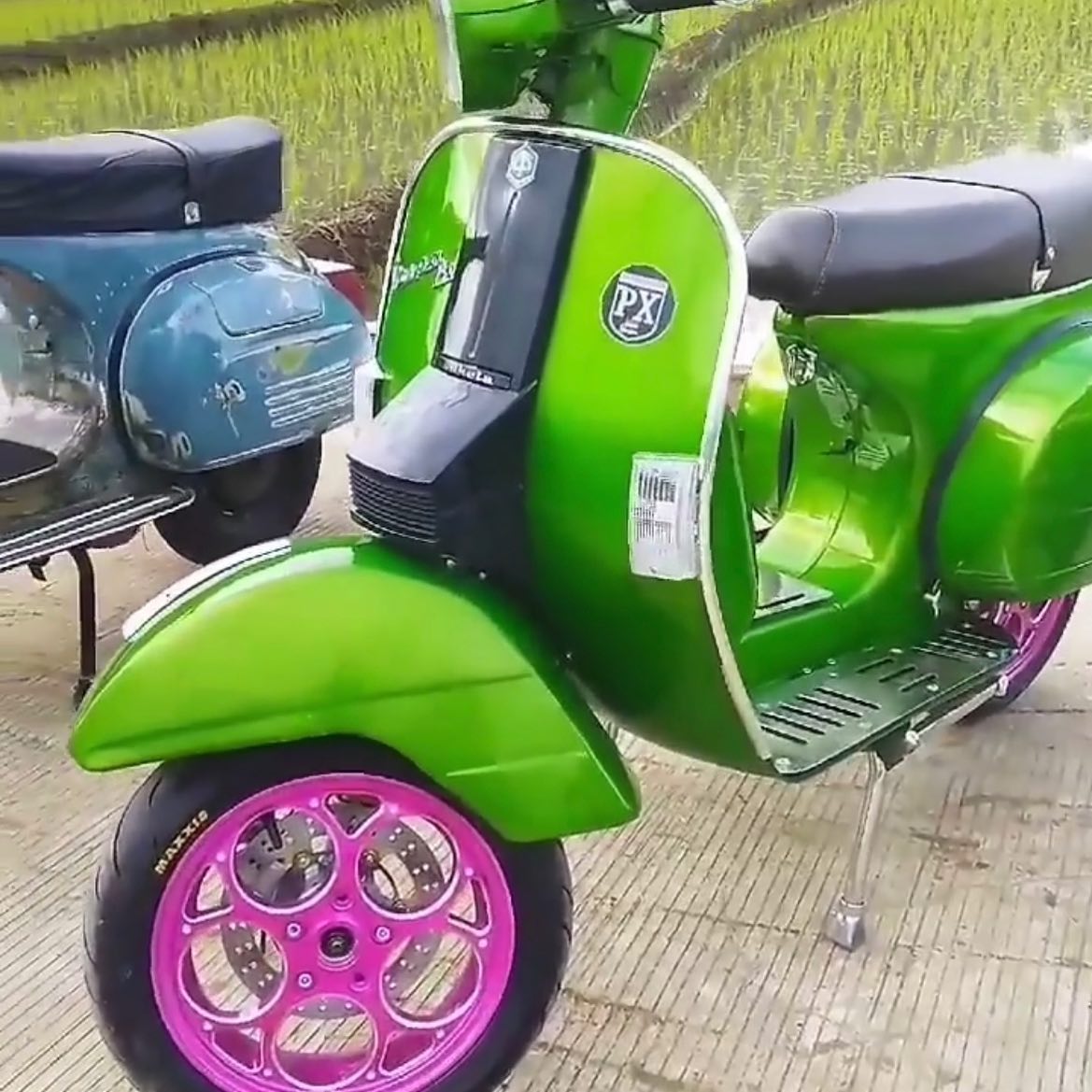 Joker green Vespa PX custom modified with purple wheels

hashtag and mention @vespapxnet for feature repost Check website www.vespapx.net for more 

@firmanfirman277