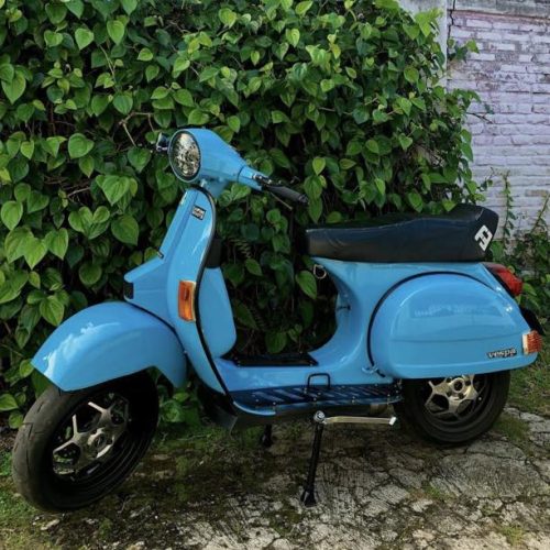 Blue Vespa PX custom modified

if cek web vespapx.net for more photo gallery and accessories. hastag mention/tag @vespapxnet for repost 

feature @bluepupen